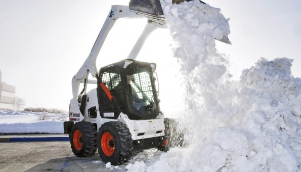 уборка снега трактором